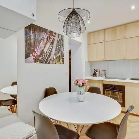 4-star For 4, 10 Mn From Champs-elysees Párizs