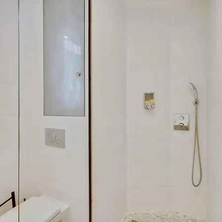 4-star For 4, 10 Mn From Champs-elysees Paris