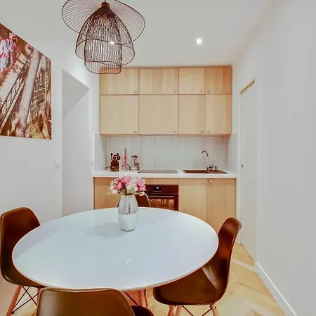 4-star For 4, 10 Mn From Champs-elysees *