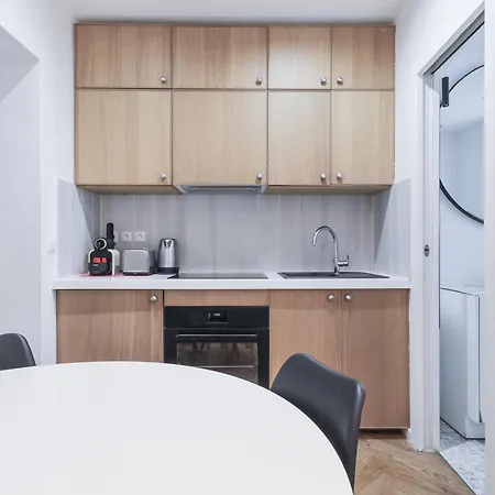 4-star For 4, 10 Mn From Champs-elysees