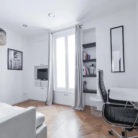 4-star For 4, 10 Mn From Champs-elysees *