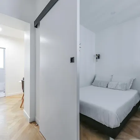 4-star For 4, 10 Mn From Champs-elysees *