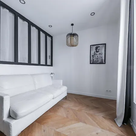 4-star For 4, 10 Mn From Champs-elysees *
