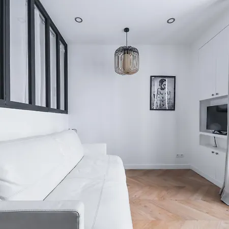 Апартаменты 4-star For 4, 10 Mn From Champs-elysees Париж