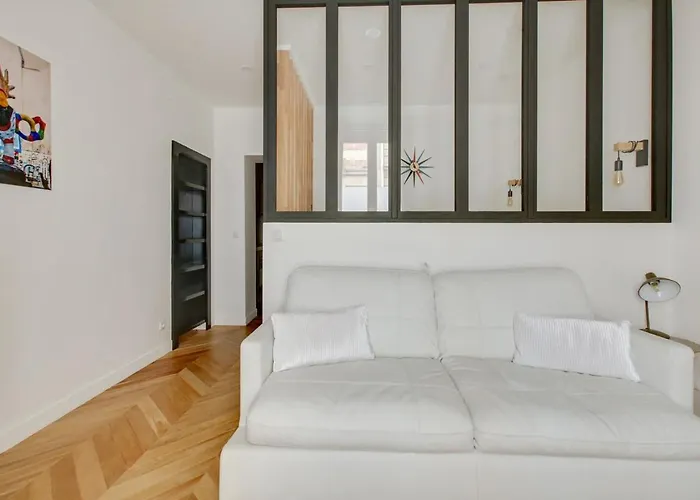 4-star For 4, 10 Mn From Champs-elysees