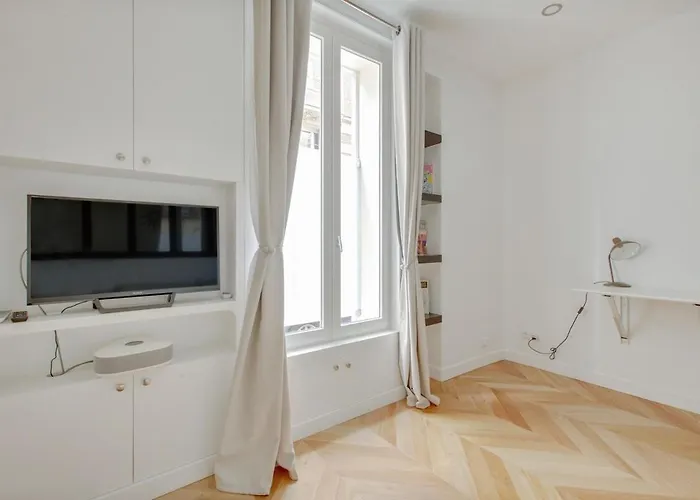 4-star For 4, 10 Mn From Champs-elysees *