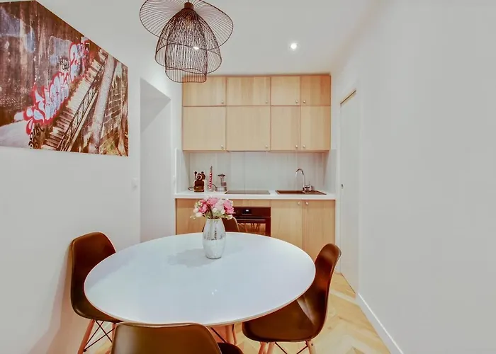 4-star For 4, 10 Mn From Champs-elysees *